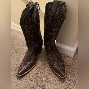 Women’s Ariat cowboy boots size 8